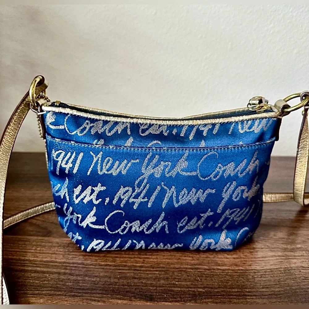 ⭐️💲SOLD💲⭐️ Y2K Coach Crossbody 3D HEART New York Signature Script - Picture 13 of 16